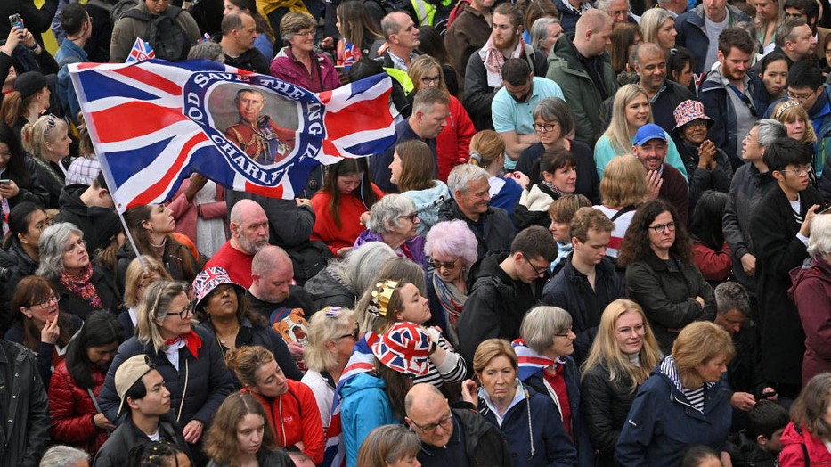 Károly koronázása és a tömeg London utcáin