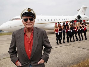 Nem fogod elhinni, ki mellé temetik el Hugh Hefnert!