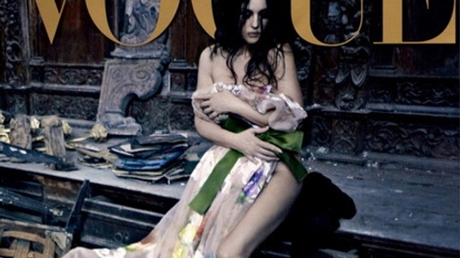 Monica Bellucci unja magát, de nem buta