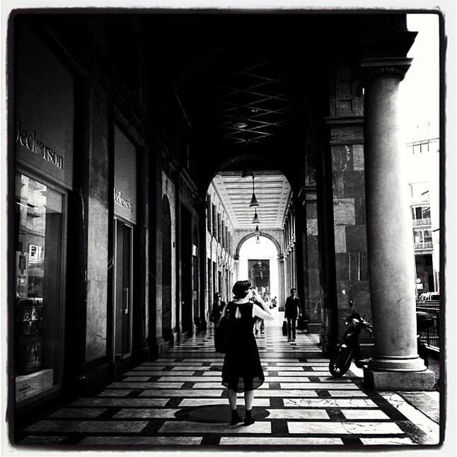 Főszerkesztőnk vidáman járja Milánó utcáit.