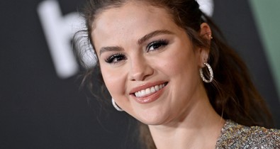 Selena Gomez őrült szexi lábvillantással ünnepli sorozatát