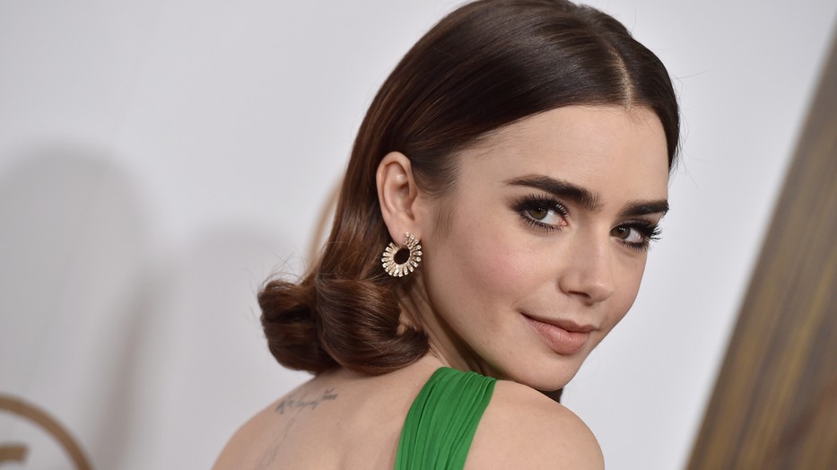 Lily Collins menyasszonyi ruháját még a hercegnők is megirigyelnék: mesebeli csoda