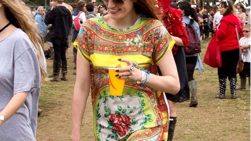 Florence Welch virágokba borult a Glastonburyn