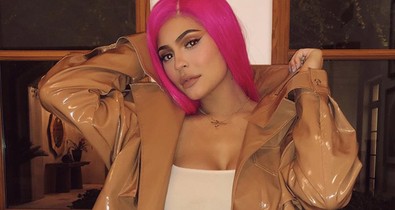 Kylie Jenner a neon rózsaszín után, ma kék bob frizurával bulizik!