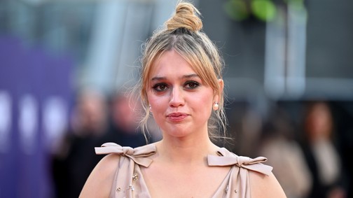 Szörnyen megalázták A Fehér Lótusz színésznőjét, Aimee Lou Wood zseniálisan vágott vissza a gyűlölködőknek