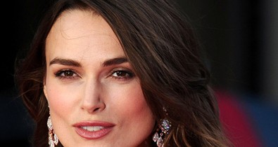 Keira Knightley megvédi a melleit!