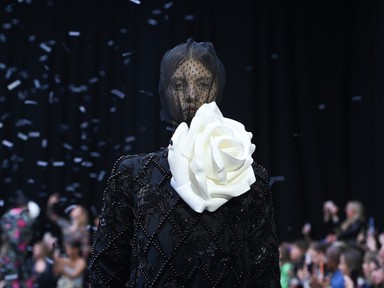 Erzsébet királynő tiszteletére tervezett kollekcióval gyászol a londoni divathét