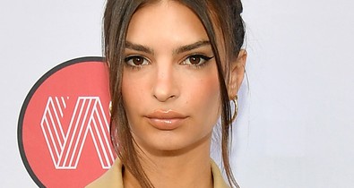 Emily Ratajkowski BIKINIBEN érkezett a New York-i divathétre