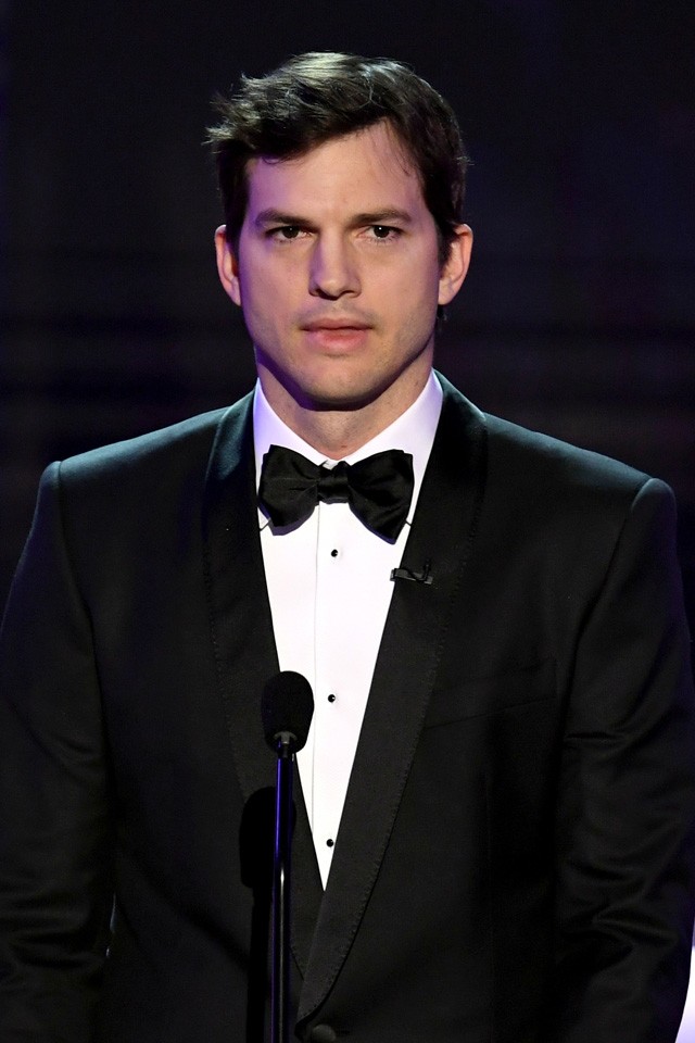 Asthon Kutcher-t megvádolták, hogy megcsalta Mila Kunist, a reakciójára senki sem számított