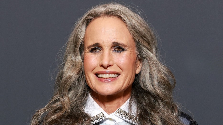 Andie MacDowell is azok között az 50 feletti hírességek között volt, akik beragyogták a párizsi divathetet