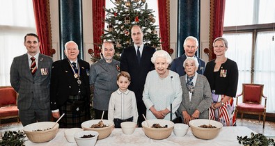 Ez őrület! A királyi család karácsonyi fotóin György herceg pudingot kever a királynő előtt