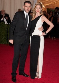 Doutzen Kroes ruhája tervezőjével, Roland Mouret-vel érkezett