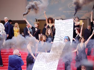 Füstfelhővel tiltakozott egy csapat aktivista a családon belüli erőszak ellen Cannes-ban