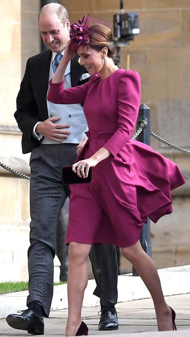 Kate Middletonnak olyan jól áll ez a szín, hogy ő a legcsinosabb Eugénia hercegnő esküvőjén