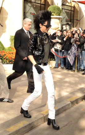 Bill egyenesen rajongott - és azóta is rajong - az extravagáns ruhadarabokért. Simán bevállalta a magassarkú viselését is. (200)