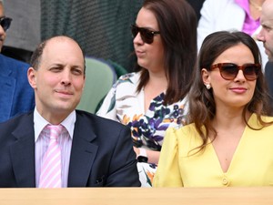 Mintha Vilmos herceget és Katalin hercegnét látnánk: Károly király másodunokatestvére és felesége félelmetesen hasonlítanak a hercegi párra