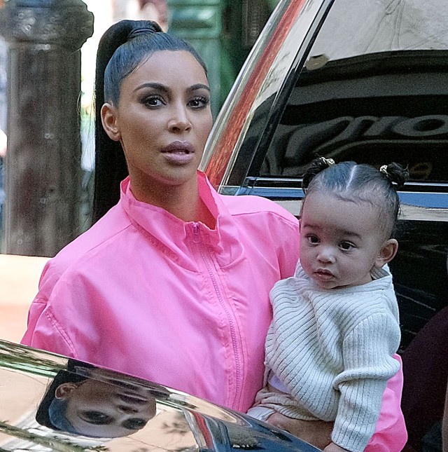 Kim Kardashian kislánya teljesen úgy néz ki, mint anyukája ezen a strandfotón