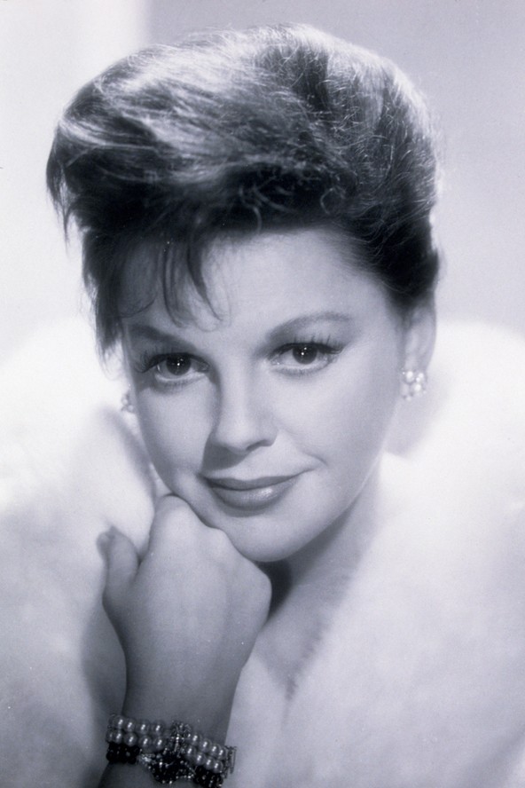 A legendás színésznő és énekes már gyermekkora óta drog problémákkal küzdött, melyek karrierje sikerességének következményei voltak. Judy Garlandot londoni házában találták rá nyugtatókkal túladagoltan.