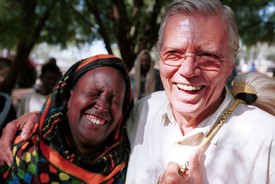 Karlheinz Böhm Etiópiában, ahol a „Menschen für Menschen” (Emberek az emberekért) nevű alapítványa már húsz éve működött. A képen épp Nuria Hussein etióp nővel ölelkezik, aki partnere volt a női nemi szervek megcsonkítása elleni kampányban. Ez a küzdelem különösen fontos volt Böhm számára, aki mély meggyőződéssel harcolt a nők jogaiért is.