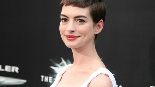Anne Hathaway-t kissé sápasztja a ruha