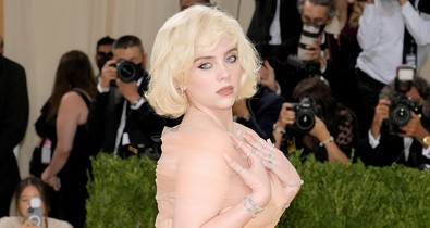 Billie Eilish Marilyn Monroe-t idézte meg a Met gála vörös szőnyegen