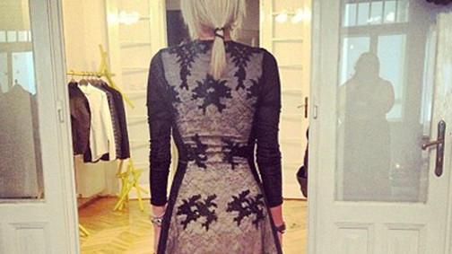 Interaktív - Cara önarcképgyáros? Mit művel Behati Prinsloo? Ebben fürdik Anna dello Russo?