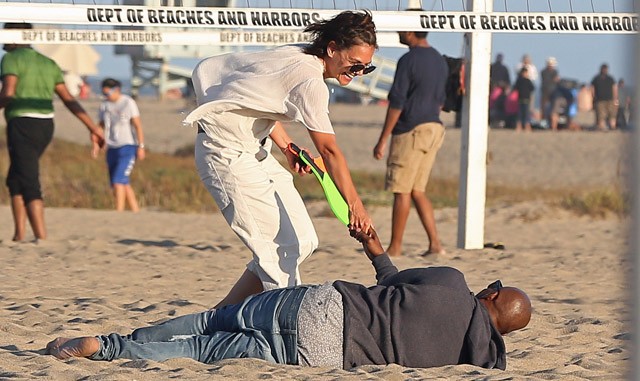 Katie Holmes és Jamie Foxx bolondozása a tengerparton