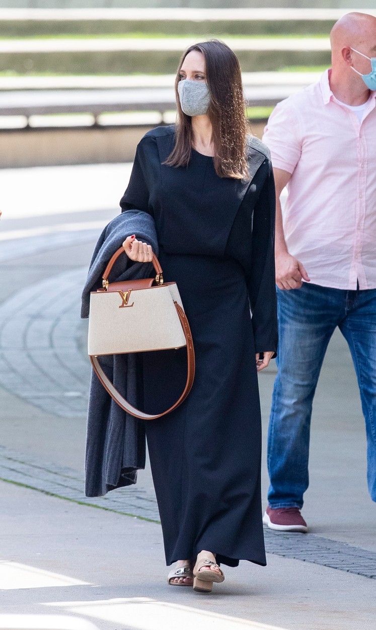 A kevesebb néha több: Angelina Jolie tökéletes ruháját egész évben hordhatod