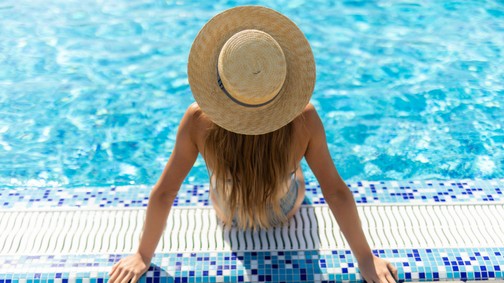 Vizes fürdőruhában napozni? Elmagyarázzuk, miért ártasz vele a testednek