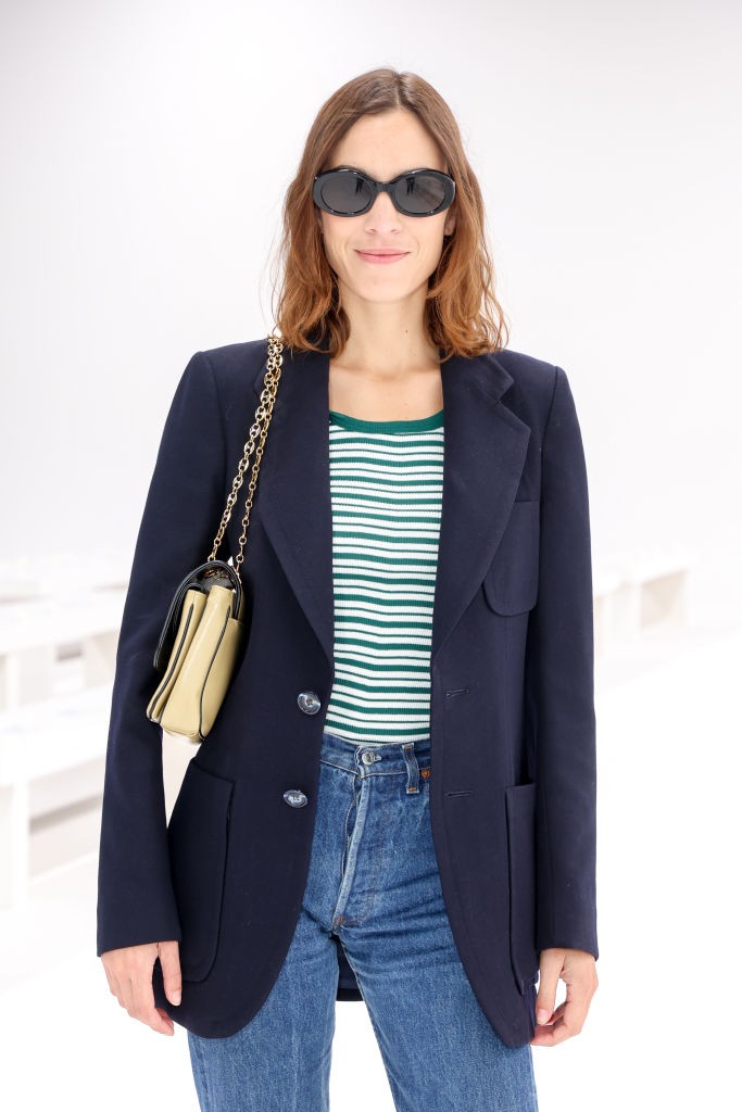 Alexa Chung öltöny-napszemüveg kombója a divathéten is nyerő