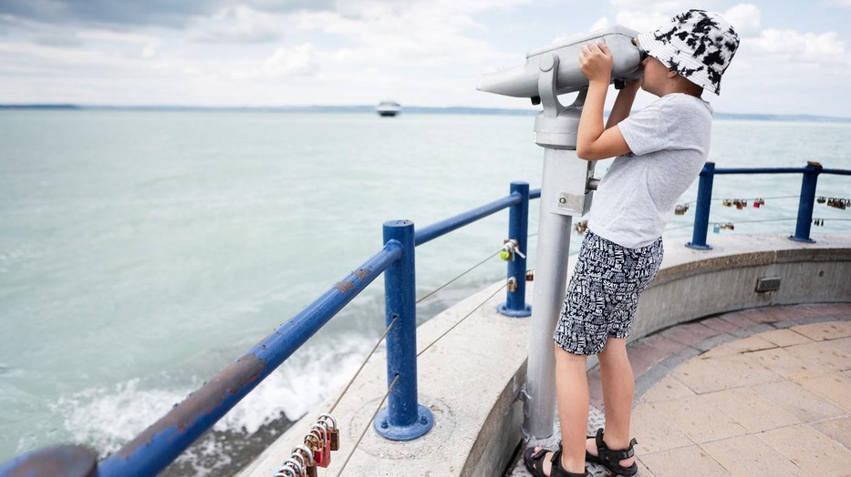 Gyerekszemmel a jövő: a Hintalovon Gyermekjogi Alapítvány 2024-es jelentése rávilágít arra, hogyan látják a gyerekek a világot – szó szerint és átvitt értelemben is