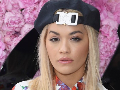 Rita Ora tegnap hatalmasat bulizott a Balaton Soundon ennek a magyar márkának a cuccaiban!