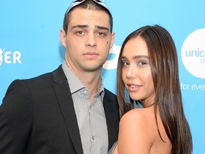 Immár hivatalos! Noah Centineo és Alexis Ren egymást ölelgetve érkeztek a vörös szőnyegre