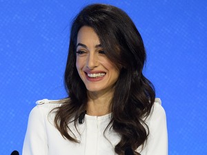 Őrület: Amal Clooney ruháját egy afgán agár is megirigyelné