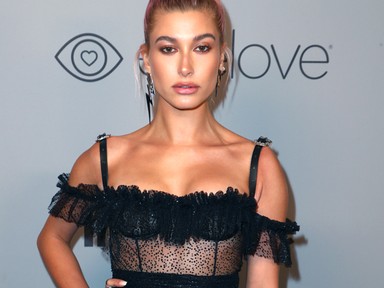 Mi a durvább, hogy Hailey Baldwin hálóingben parédézik a vörös szőnyegen, vagy hogy nagytotálban látjuk a fenekét?