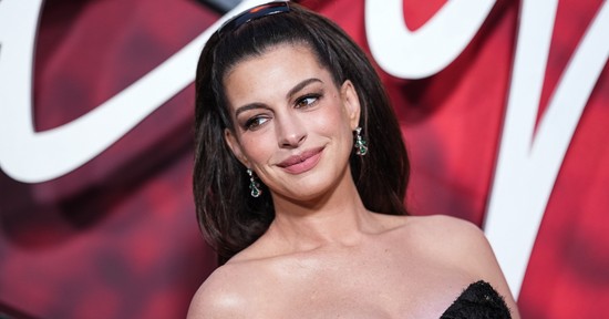 Anne Hathaway pucérruhában mutatta meg gömbölyödő pocakját, új szintre emelte a kismama divatot