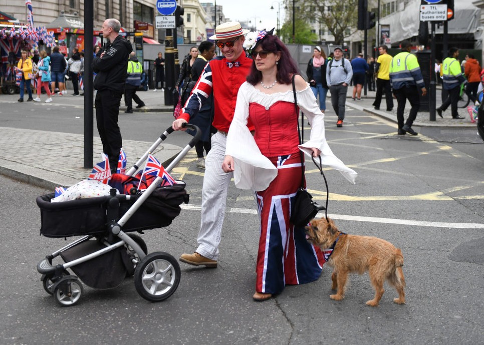 Fiatal pár Károly koronázásának napján Londonban