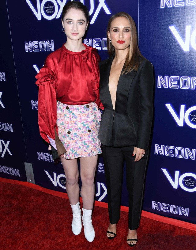 Natalie Portman és Raffey Cassidy