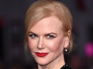 Nicole Kidman az eszméletlen jó lábait, és kis híján a bugyiját is megvillantotta