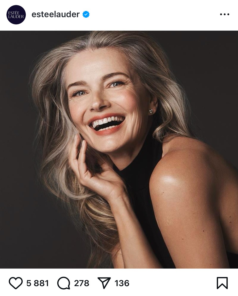 A gyönyörű Paulina Porizkova önelfogadásra bátorít az Estée Lauder #BecauseOfMyAge kampányában