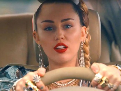 Visszatért! Miley Cyrus új klipjében egy óriási szívfájdalomról énekel