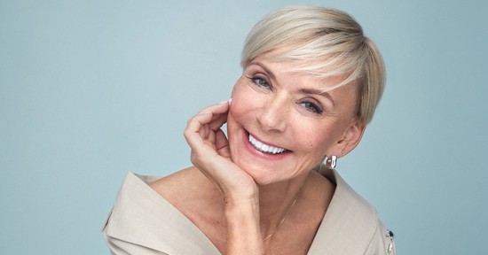 Jakupcsek Gabriella lehengerlő, exkluzív fotósorozattal üzen a nőknek: 60 felett is lehetsz gyönyörű!