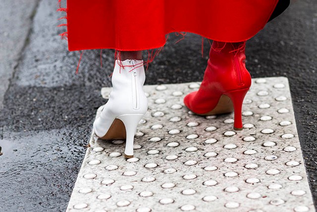 Nő felemás cipőben