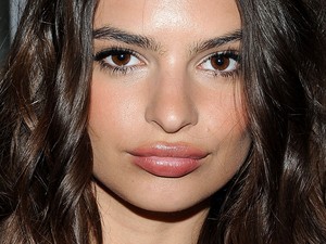 Vigyázat, ebből mém lesz: Emily Ratajkowski lófarka önáló életet él