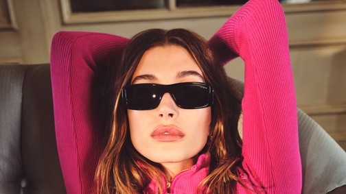 Hailey Bieber új szemüveg-kollekciója annyira sikkes lett, hogy minden darabja kincs