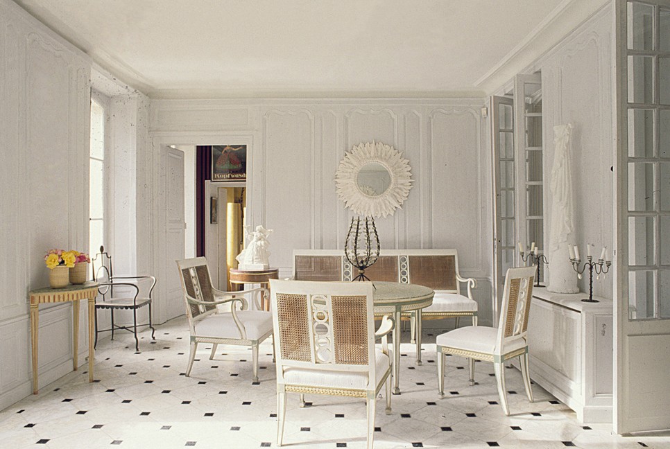 Le Mée, Párizs közelében: „A szalonban XVIII. századi bútorok találhatók, amelyeket Lagerfeld telefonon vásárolt.