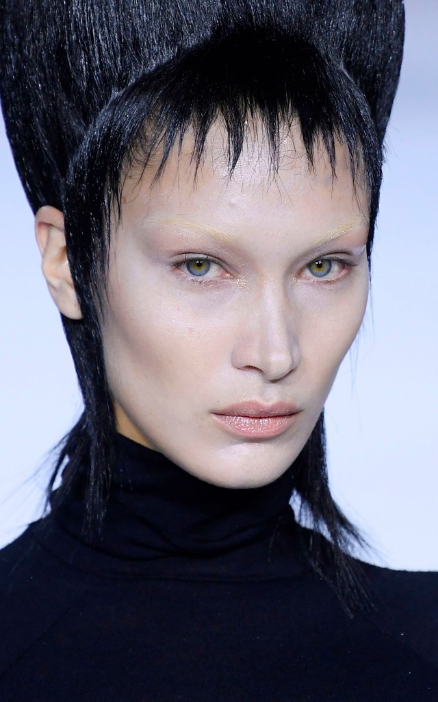 Vigyázz megálmodod: Bella Hadid vámpírként vonult a kifutón