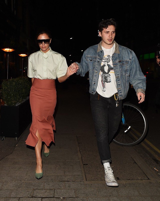 A legstílusosabb család: Victoria Beckham kéz a kézben sétált fiával, Brooklynnal