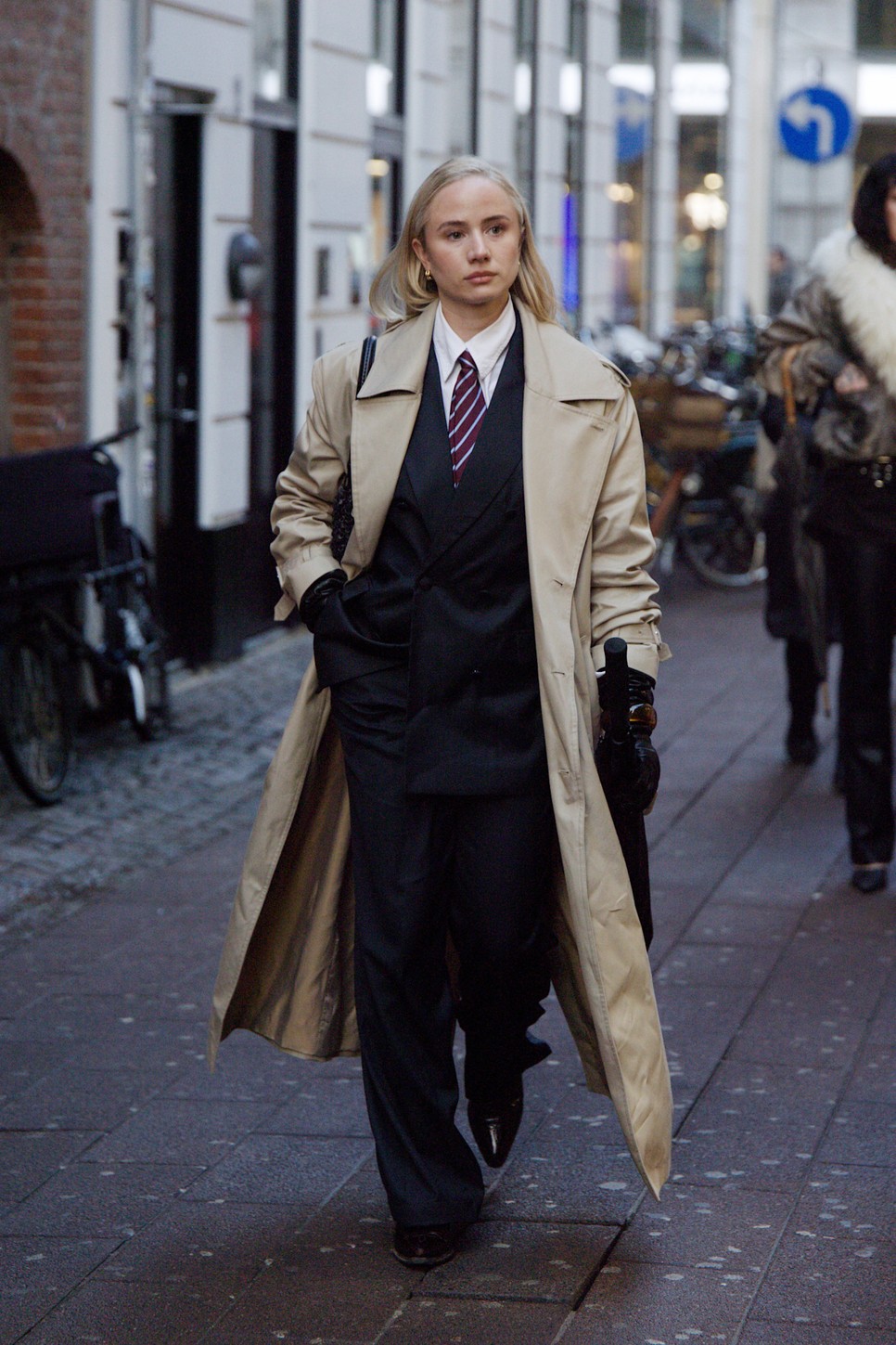 Az öltöny a kifutók után a street style trendeket is meghódította