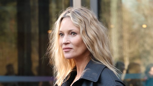Kate Moss bevállalta: teljesen átlátszó pucérfelsőben villantott mellbimbót az 51 éves modell